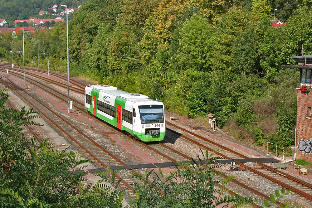 VT 124 der SdthringenBahn als STB 80524 (Eisenach – Neuhaus am Rennweg) bei der Ausfahrt in Meiningen (03.09.2011)