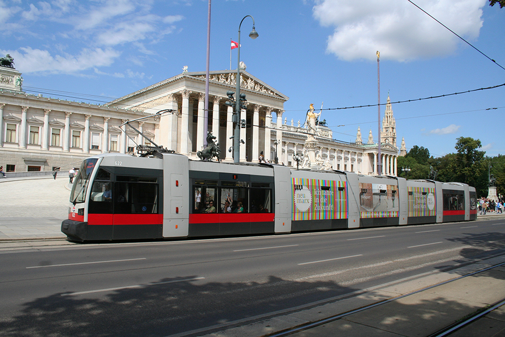 Wagen 622 auf der Linie 1 (Prater Hauptallee – Stefan-Fadinger-Platz) kurz vor der Station Dr.-Karl-Renner-Ring, im Hintergrund das sterreichische Parlament (08.08.2012)