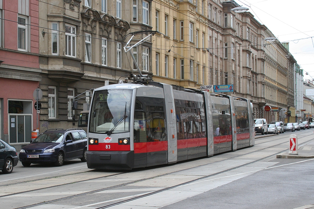 Wagen 83 auf der Linie 52 (Baumgarten – Westbahnhof) nahe der Station Johnstrae/Linzer Strae (08.08.2012)