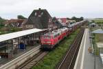 BR 218/154625/218-311-mit-einer-weiteren-218 218 311 mit einer weiteren 218 mit einem Sylt-Shuttle-Zug von NIebll nach Westerland (Klanxbll, 23.07.2011)