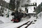 01 1066 der Ulmer Eisenbahnfreunde mit einem Sonderzug von Stuttgart nach Arnstadt bei der Abfahrt in Oberhof (28.01.2012)