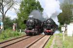 52 8080 der Ostschsischen Eisenbahnfreunde Lbau und 52 8079 der Dampf-Plus GmbH auf Parallelfahrt von Lbau nach Grlitz (Gersdorf bei Grlitz, 13.05.2012)