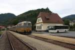 br-2043-2143/283227/204324-der-noevogwachaubahn-mit-einem-zug 2043.24 der NVOG/Wachaubahn mit einem Zug von Emmersdorf an der Donau nach Krems an der Donau im Bahnhof Spitz (25.08.2012)