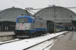 380 016 auf Rangierfahrt an ihren Zug (Praha hl.n., 25.01.2013)
