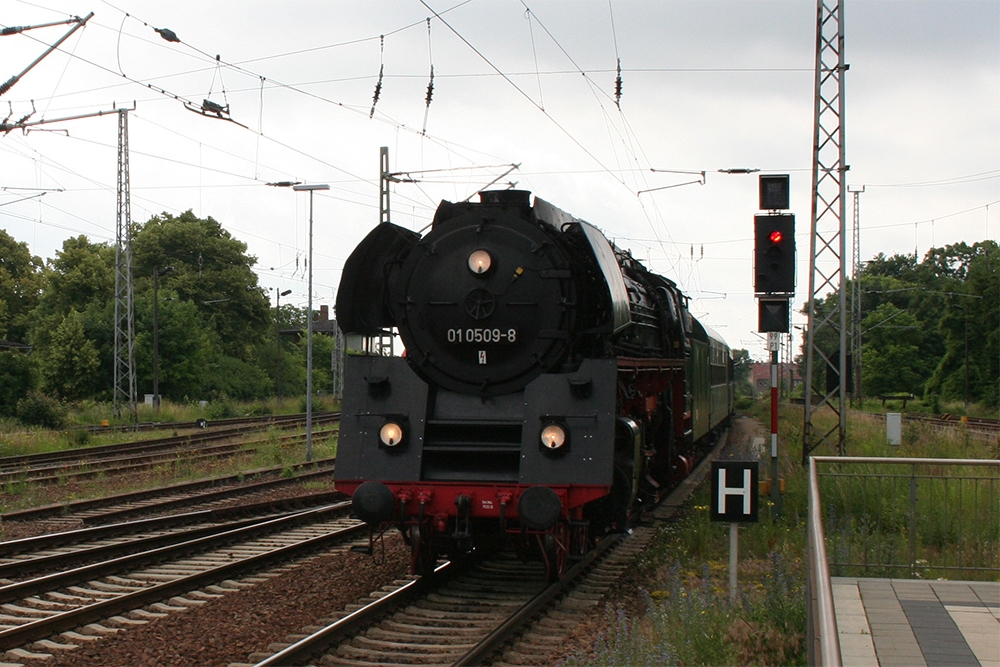 01 509 mit einem Sonderzug von Cottbus ber Berlin nach Szczecin (Stettin) in Angermnde (18.06.2011) 
