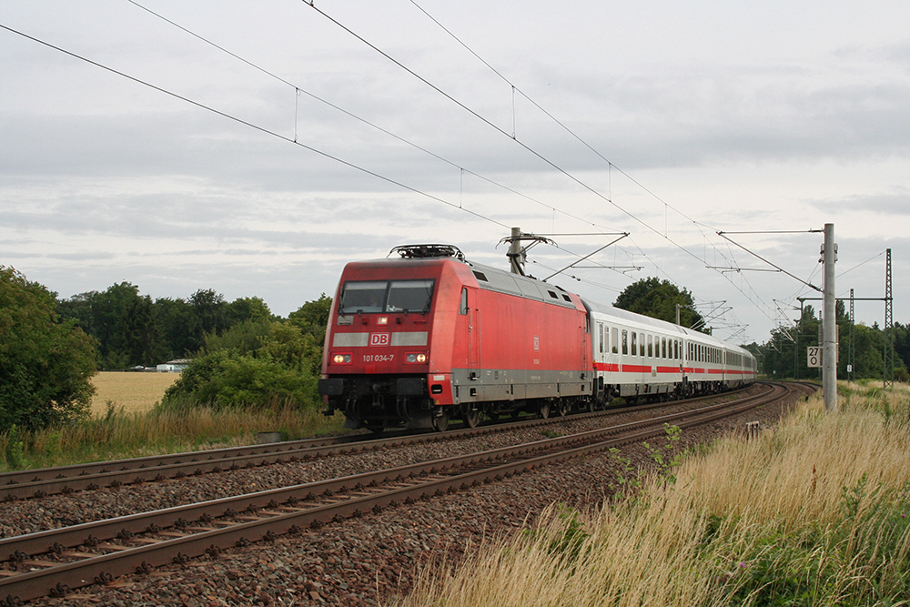 101 034 mit IC 2252 (Leipzig – Frankfurt Flughafen Fernbahnhof) (Schkortleben, 02.07.2011)