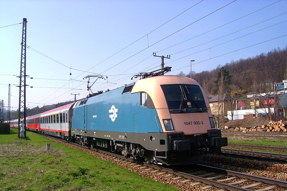 1047 005 mit einem IC von Salzburg nach Wien in Unter Purkersdorf (09.04.2006)