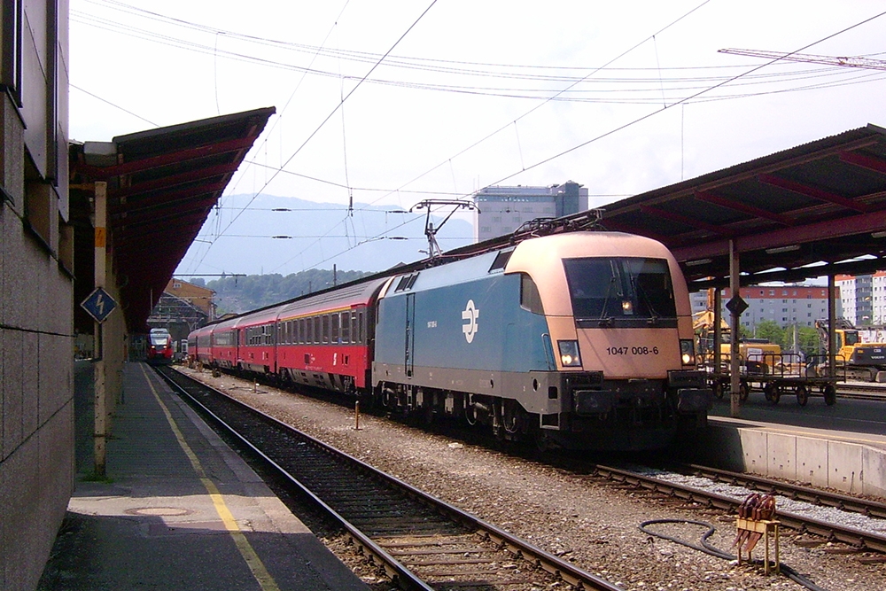 1047 008 mit eine IC nach Wien in Salzburg Hbf. (25.06.2006)