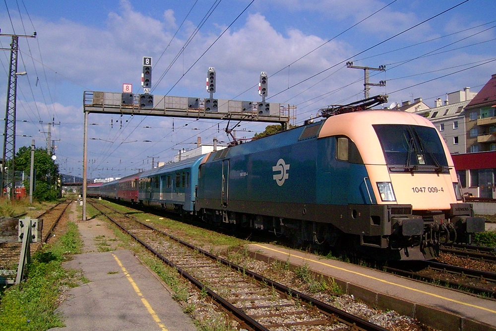 1047 009 mit einem EC in Richtung Westbahnhof (Wien-Penzing, 07.08.2005)