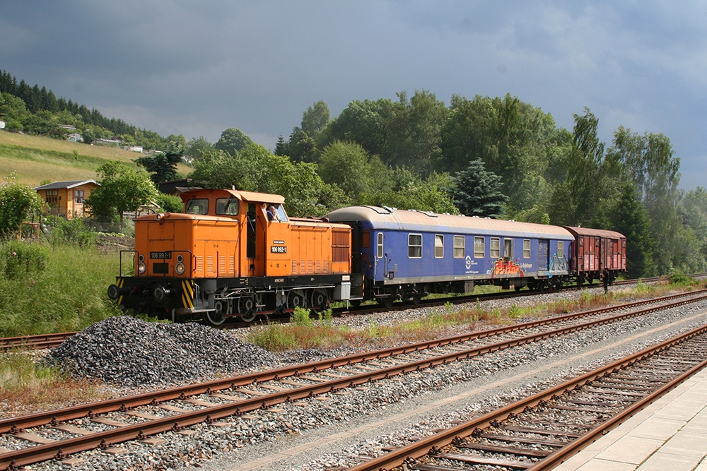 106 992 vom VSE Eisenbahnmuseum Schwarzenberg e.V. mit einem Begleitwagen fr einen Trafo-Transport beim rangieren in Thalheim (16.06.2012)