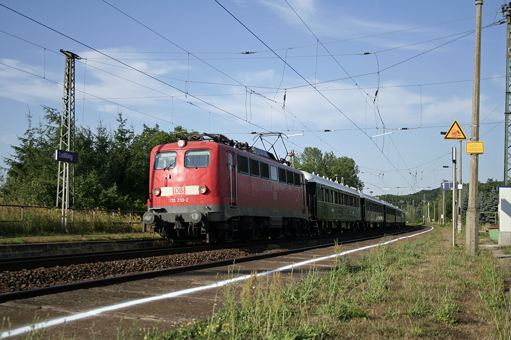 110 210 mit dem  Orient-Express  bei der Durchfahrt in Leiling (14.07.2010)