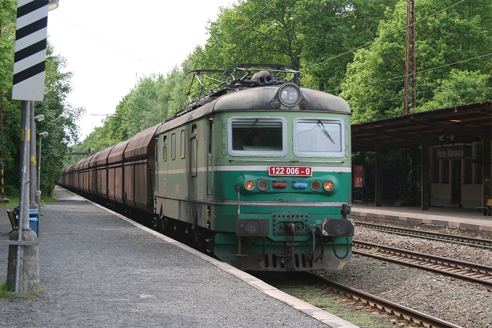 122 006 mit Kohlezug in Richtung Kolin (Praha-Klanovice, 25.05.2013)