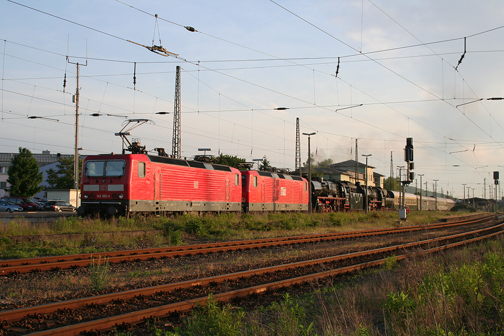 143 002 mit einem Lokzug von Weimar nach Halle/Saale, dahinter MEG-604, 03 1010, 52 8154 + Zuggarnitur und infraLeuna 205 (Naumburg/Saale, 20.05.2012)