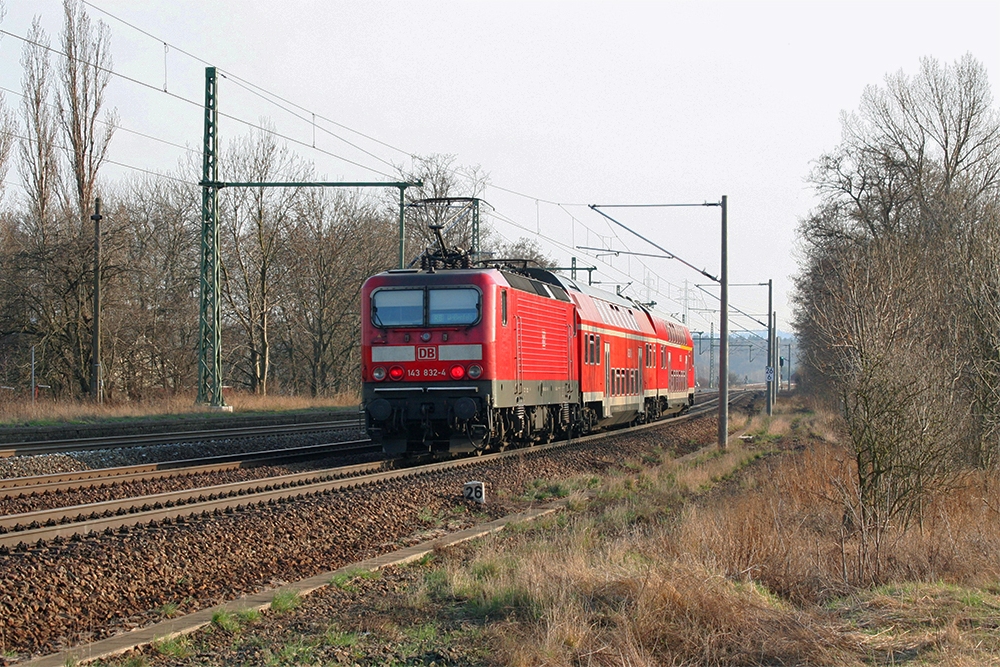 143 832 mit RB 26427 (Leipzig – Weienfels) (Schkortleben, 23.03.2012)