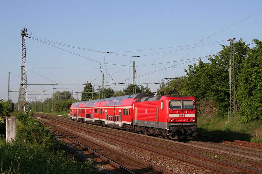 143 859 mit der RB 16588 (Halle/Saale – Eisenach) (Grokorbetha, 20.05.2012)