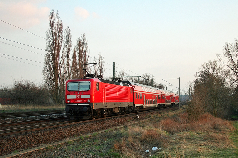 143 891 mit RB 26275 (Halle/Saale – Groheringen) (Schkortleben, 23.03.2012)