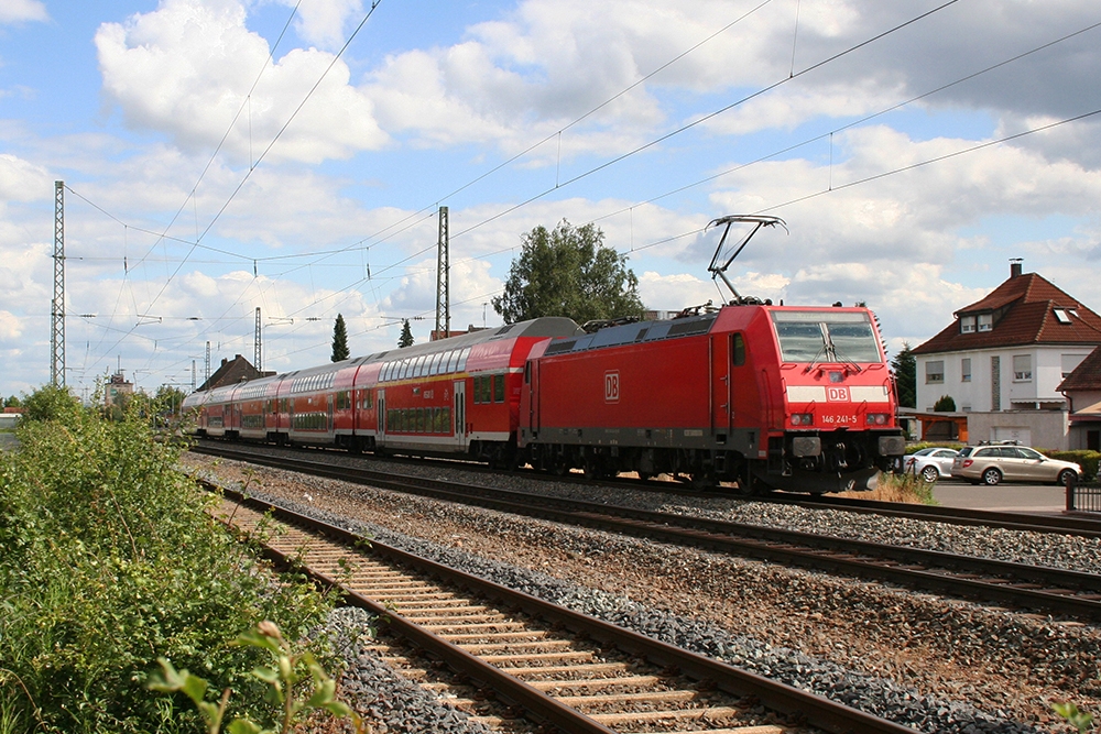 146 241 mit RE 4109 (Sonneberg – Nrnberg) in Hirschaid (22.07.2012)