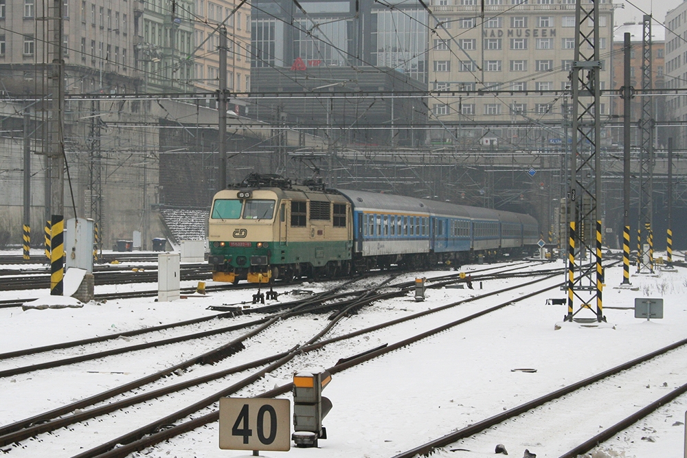 150 222 bei der Einfahrt in Praha hl.n. (25.01.2013)