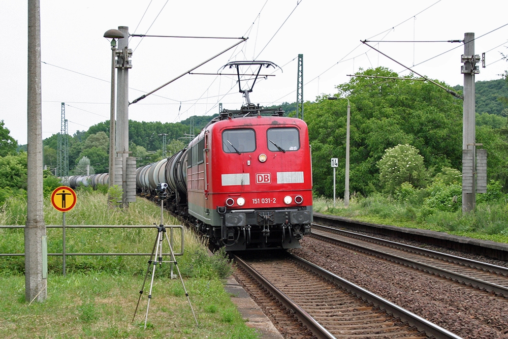 151 031 mit Kesselwagen in Richtung Groheringen (Leiling, 13.06.2011)