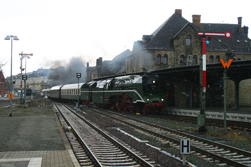 18 201, offiziell stationiert bei der IG Dampflok Nossen e.V., mit dem Sonderzug  Harzrundfahrt  (Leipzig - Halle/Saale - Blankenburg - Goslar - Bebra - Erfurt - Leipzig), hier bei der Ankunft in Goslar (07.04.2012)