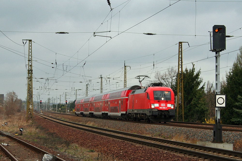 182 006 mit RE 16709 (Leipzig – Dresden) (Coswig bei Dresden, 31.03.2012)