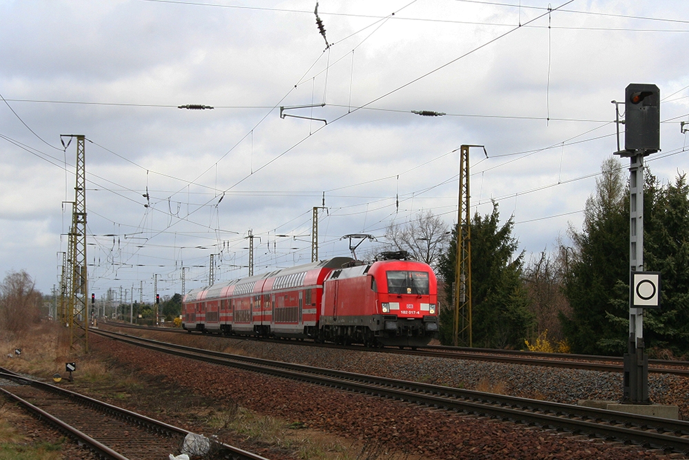 182 017 mit einer S1 nach Schna (Coswig bei Dresden, 31.03.2012)