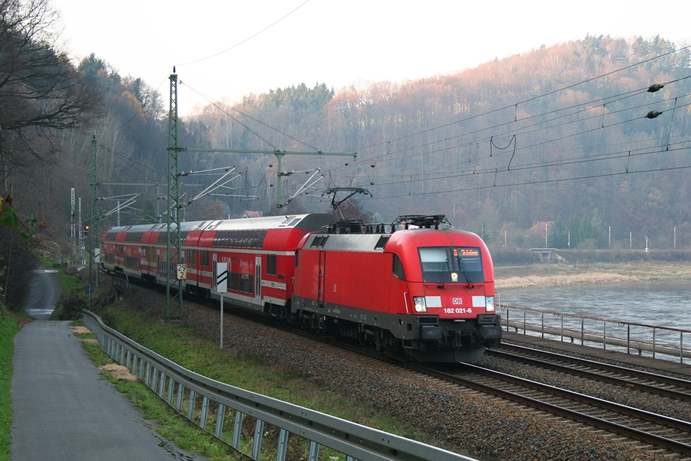 182 021 mit der S1 nach Schna (bei Knigstein/Sachsen, 17.11.2012)
