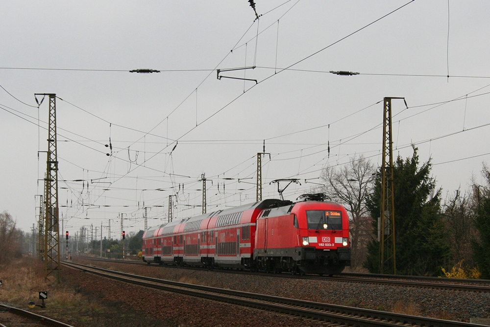 182 023 mit einer S1 nach Schna (Coswig bei Dresden, 31.03.2012)