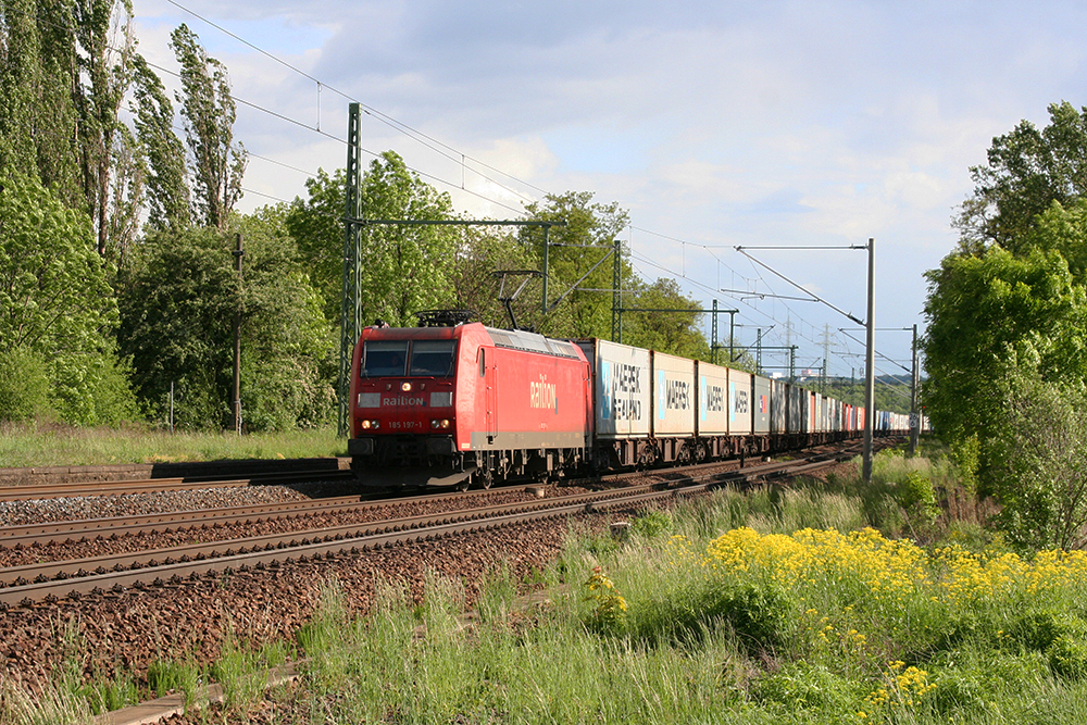 185 197 mit Containern Richtung Grokorbetha (Schkortleben, 16.05.2012)