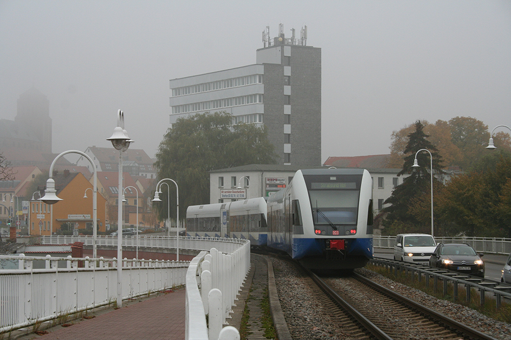 2 UBB-Triebwagen als UBB 29424 (Swinoujscie Centrum – Stralsund) auf der Peenebrcke in Wolgast (29.10.2011)