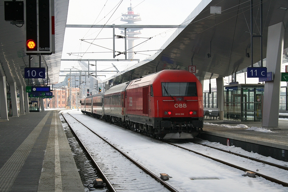 2016 033 mit REX 2518 (Wien – Bratislava) (Wien Hauptbahnhof, 26.01.2013)