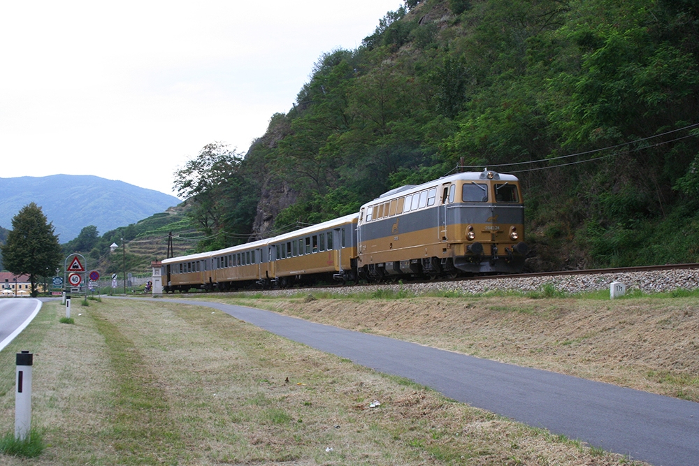 2043.24 der NVOG/Wachaubahn mit einem Zug von Emmersdorf an der Donau nach Krems an der Donau kurz hinter Spitz (25.08.2012)