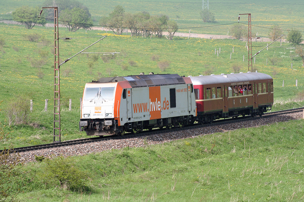 285 001 mit einem Sonderzug von Blankenburg nach Rbeland zwischen Httenrode und Kreuztal (22.05.2010)