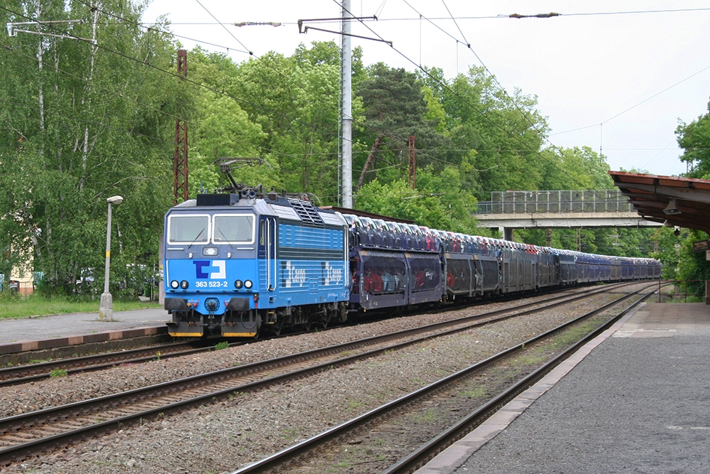 363 523 mit Autozug in Richtung Praha-Liben (Praha-Klanovice, 25.05.2013)