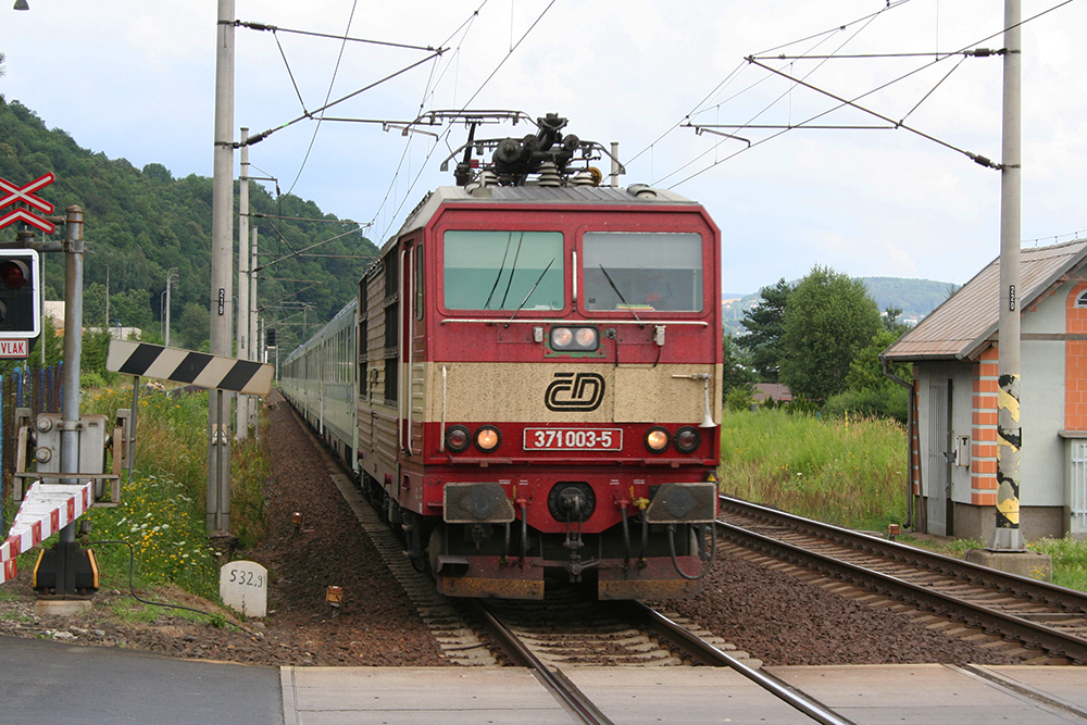 371 003 mit EC 171 „Hungaria“ (Berlin – Budapest) (Dobkovice, 20.07.2013)