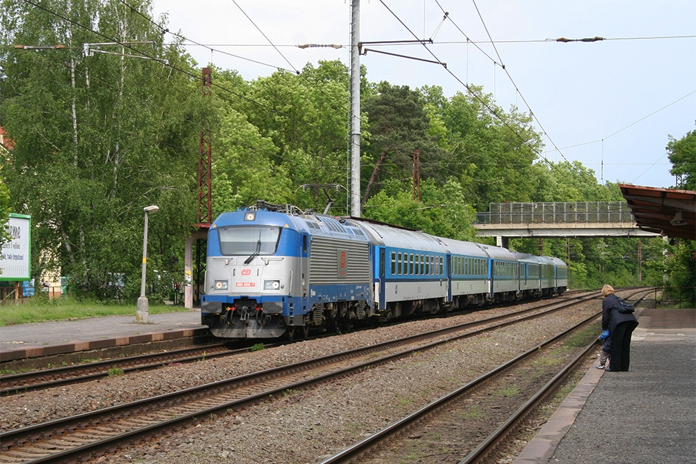 380 006 mit Ex 520 „Vsacan“ (Vsetin - Praha hl.n.) (Praha-Klanovice, 25.05.2013)