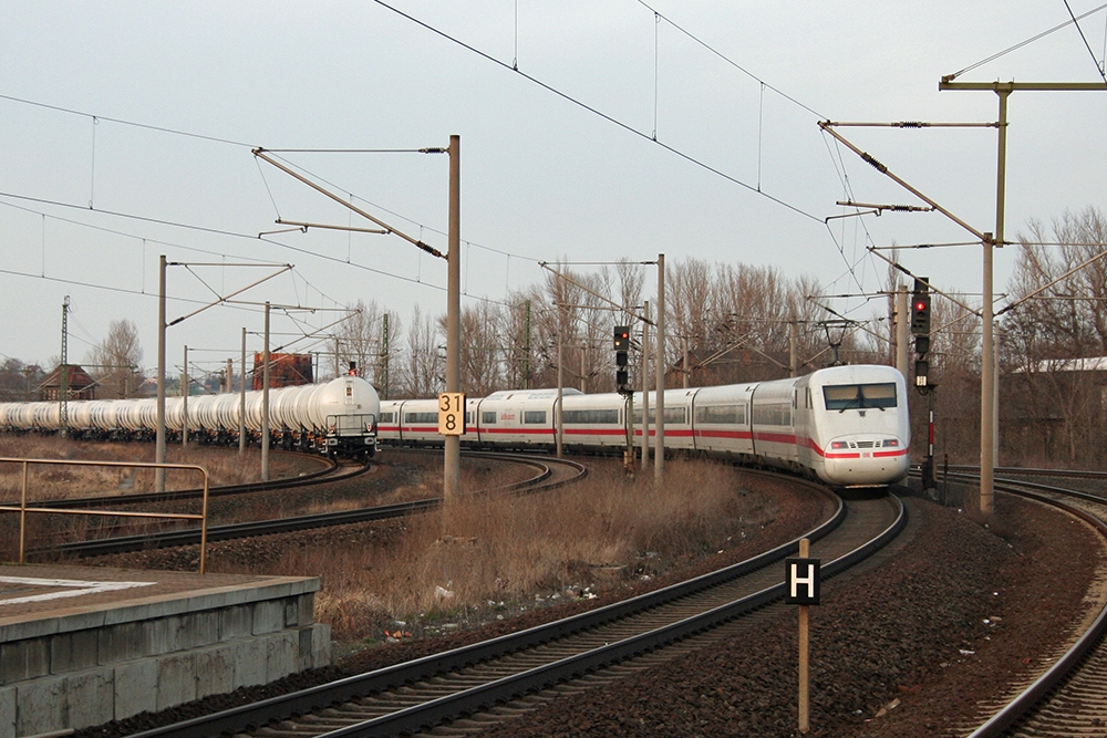 401 057 als ICE 906 (Mnchen – Halle - Berlin) (Weienfels, 09.03.2012)