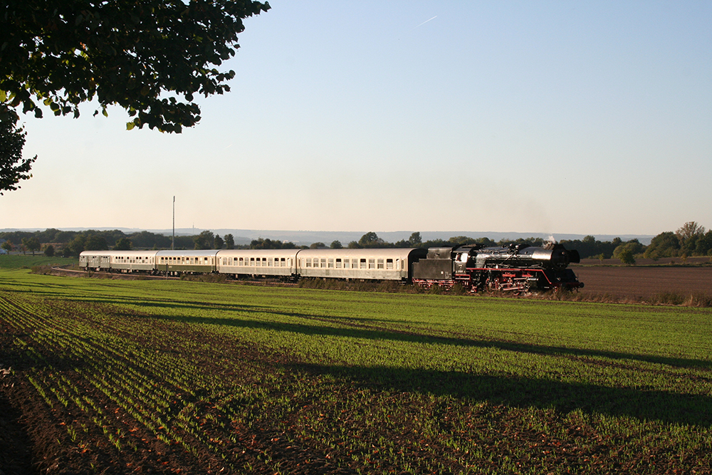 41 1144 der IGE Werrabahn Eisenach mit dem  Rotkppchen-Express 2  von Freyburg/Unstrut nach Altenburg nahe Sten (Strecke Naumburg/Saale - Teuchern - Zeitz) (01.10.2011)