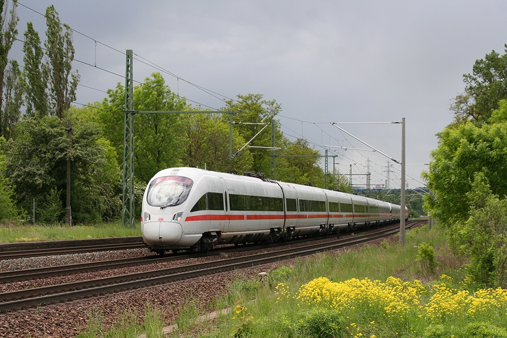 411 081 („Horb am Neckar“) und 415 024 („Hansestadt Rostock“) als ICE 1557 (Saarbrcken - Dresden) (Schkortleben, 16.05.2012)
