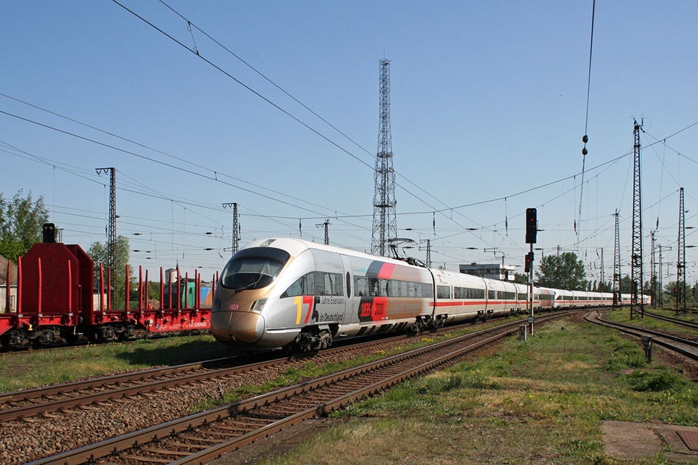 415 022 („175 Jahre Eisenbahn in Deutschland“) als ICE 1606 (Mnchen – Leipzig – Berlin – Warnemnde) (Grokorbetha, 08.05.2011)