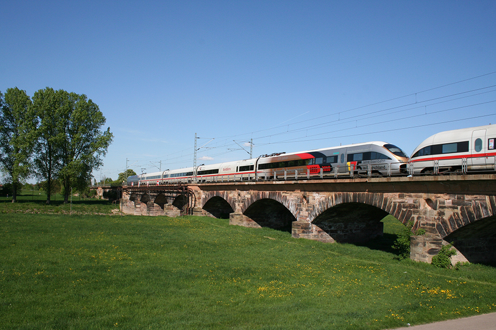 415 022 („175 Jahre Eisenbahn in Deutschland“) und ein 411er als ICE 1606 (Mnchen – Leipzig – Berlin – Warnemnde) auf dem Saaleviadukt in Bad Drrenberg (01.05.2011)