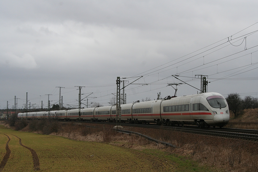 415 024 („Hansestadt Rostock“) und 411 077 („Rathenow“) als ICE 1558 (Dresden – Wiesbaden) (Zeithain, 11.03.2012)