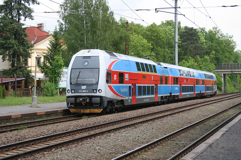 471 060 als Os 8608 (Cesky Brod - Praha Masarykovo n.) (Praha-Klanovice, 25.05.2013)