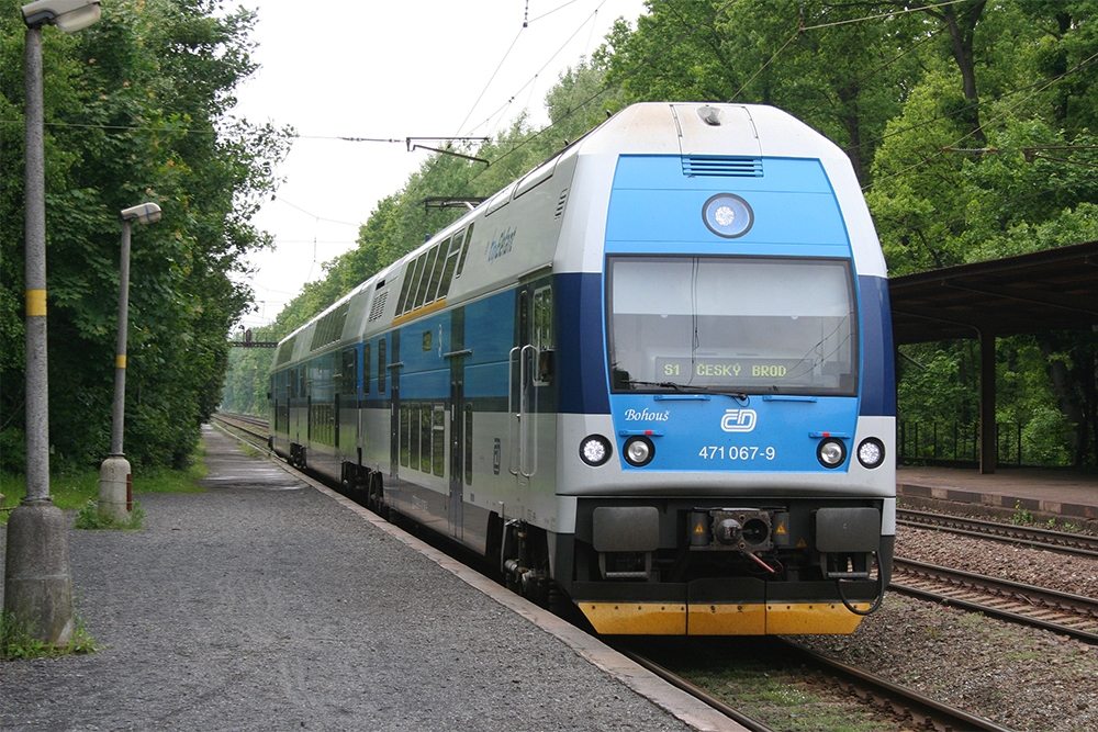 471 067 als Os 9329 (Praha Masarykovo n. – Cesky Brod) (Praha-Klanovice, 25.05.2013)