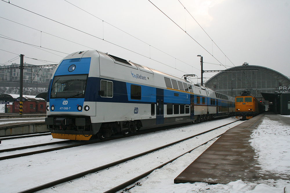 471 068 auf Rangierfahrt (Praha hl.n., 25.01.2013) 