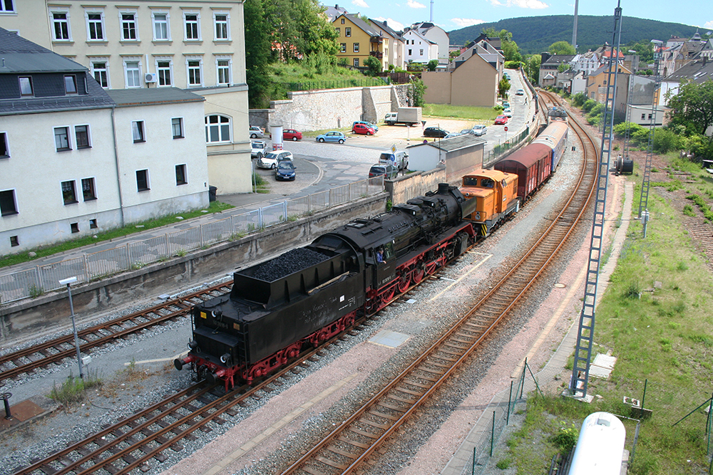 50 3616 und 106 992 vom VSE Eisenbahnmuseum Schwarzenberg e.V. mit einem Trafo-Transportzug von Markersbach ber Aue nach Thalheim, hier bei der Einfahrt in Aue (16.06.2012)