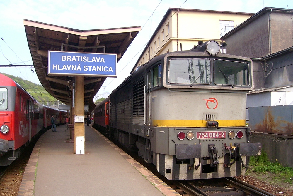 754 084 in Bratislava Hbf. (23.04.2006)