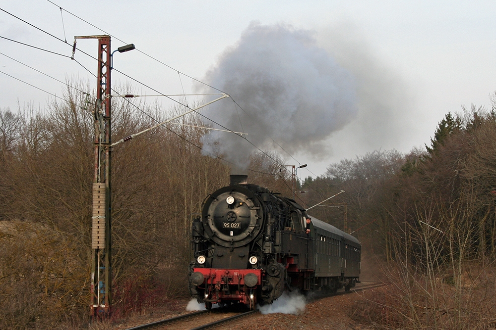 95 027 (Frderverein Bw Arnstadt e.V., Einsatz durch die HSB) mit einem Sonderzug von Blankenburg nach Rbeland kurz vor Httenrode (13.03.2011)
