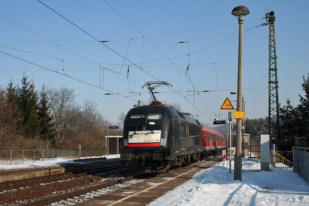 ES 64 U2-005 mit RB 16319 (Eisenach – Halle/Saale) (Leiling, 05.02.2012)