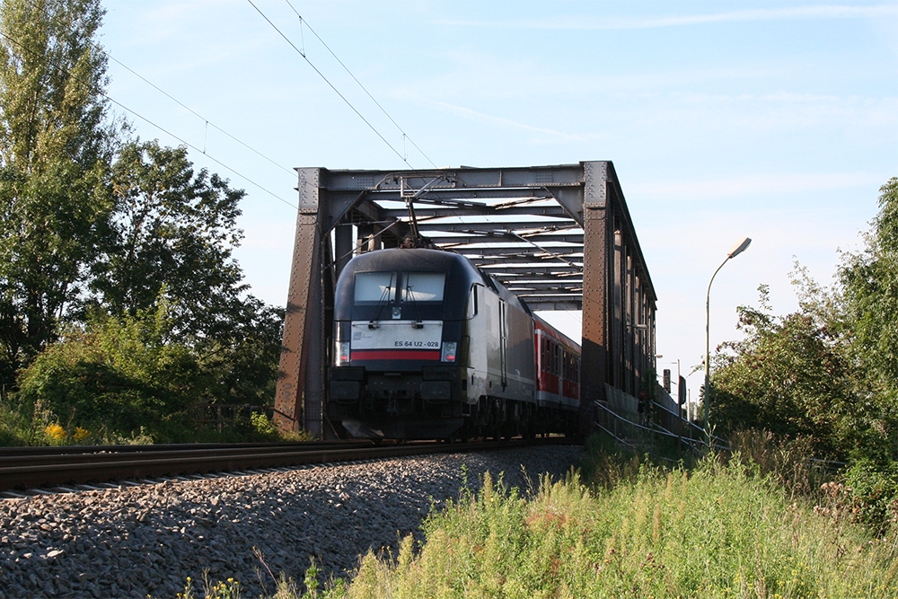 ES 64 U2-028 mit RB 16327 (Eisenach – Halle) (Schkopau, 20.08.2011)